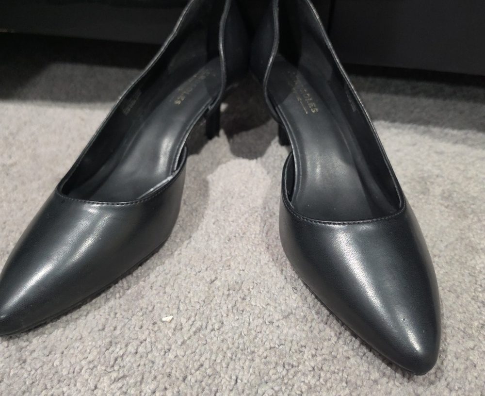 AEROSOLES Black Pointed-Toe Women's Pumps